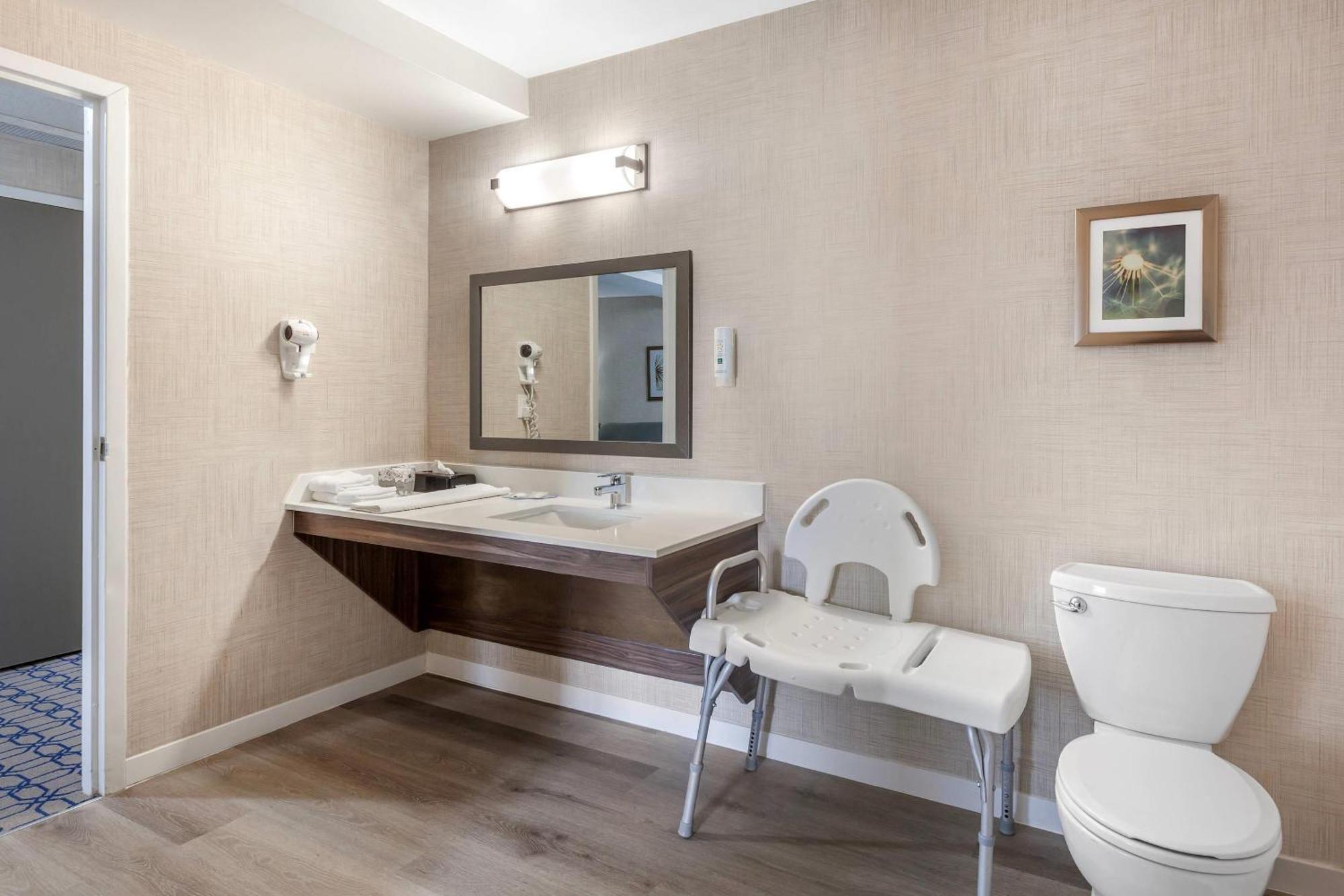 Quality Suites Whitby Exteriör bild